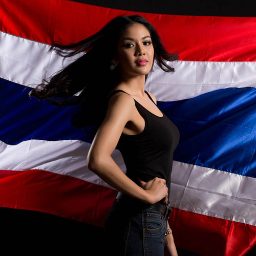 Trương Thị May tạo dáng cùng quốc kỳ - 12