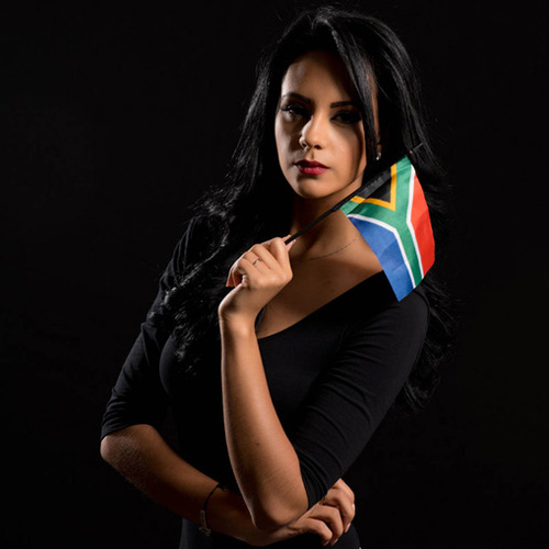 Trương Thị May tạo dáng cùng quốc kỳ - 4