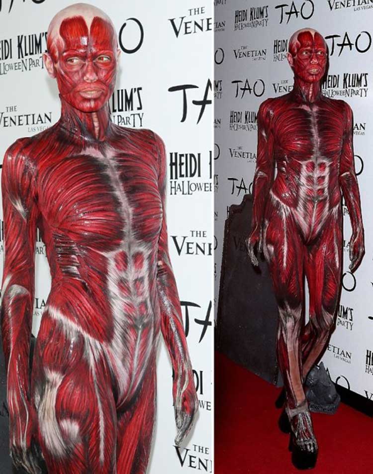 Năm 2011, người mẫu xuất hiện tại bữa tiệc Halloween với thân hình người thịt ghê rợn.
