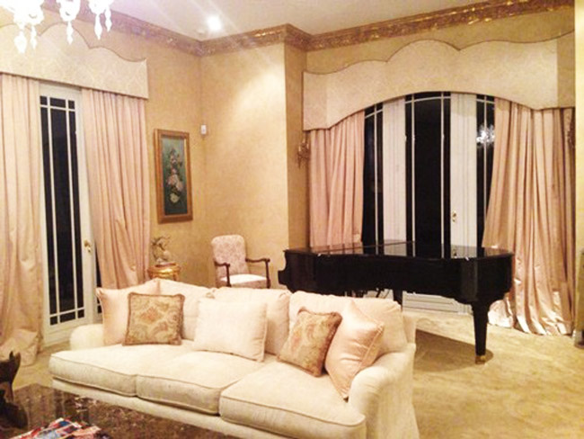Phòng khách ấm áp chỉ dành cho những người bạn thân thiết, trong phòng còn bố trí một chiếc dương cầm để Hà Phương chơi đàn.
