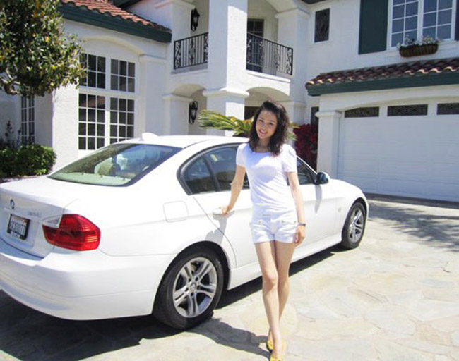 Thái Như Ngọc chụp hình cùng siêu xe màu trắng của mình.
