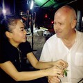 Làng sao - Thu Minh hạnh phúc chăm sóc chồng Tây