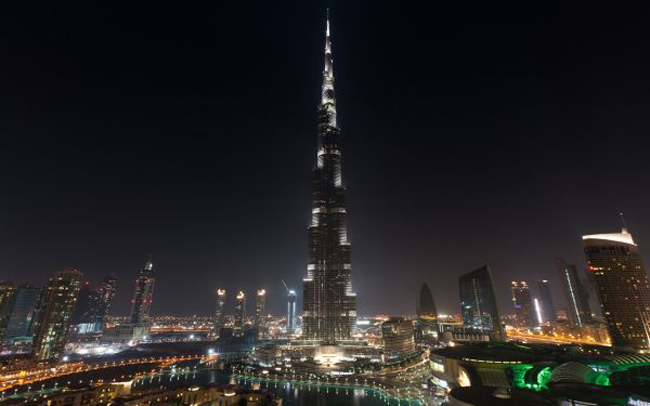 Được bắt đầu xây dựng vào năm 2004, kết thúc năm 2009 và chính thức đi vào hoạt động năm 2010. Nó là một phần của Downtown Dubai trải dài 2 cây số vuông.

Tên gọi của tòa nhà Burj Khalifa để tôn vinh Tổng thống của UAE là Khalifa bin Zayed Al Nahyan vì sự hỗ trợ của ông cho quá trình hoàn thiện tòa nhà trùng với cuộc khủng hoảng tài chính toàn cầu 2007 - 2012.
