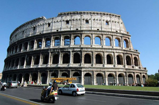 6. Đấu trường La Mã

Bây giờ chúng ta sẽ di chuyển đến Ý - ngôi nhà của một trong những công trình kiến trúc đẹp và nổi tiếng nhất thế giới: Đấu trường La Mã. Tên gốc của đấu trường này là Amphitheatrum Flavium hoặc Coliseum. Đây là giảng đường rộng lớn nhất thế giới, nằm ở trung tâm thành phố Rome, nước Ý.

Đấu trường La Mã có hình elip, được xây dựng bởi các đế chế La Mã, sử dụng bê tông và đá. Việc xây dựng bắt đầu năm 72 sau công nguyên, dưới thời Hoàng đế Vespasian và được hoàn thành vào năm 80 sau công nguyên dưới thời Hoàng đế Titus.

Một vài thay đổi đã được tiến hành sau đó bởi Domitian. Tên gốc của đấu trường Amphithetrum Flavium có nguồn gốc từ cả hai dòng tộc Vaspasian và Titu - những người mang trong mình dòng máu Flavia.
