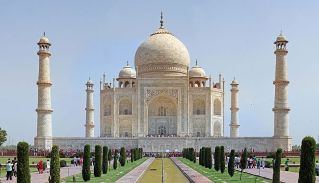 7. Đền Taj Mahal

Một công trình đẹp đẽ khác với lịch sử vĩ đại chính là Đền Taj Mahal. ĐềnTaj Mahal nằm ở Agra, Ấn Độ, là một lăng mộ được xây dựng bằng đá cẩm thạch trắng.

Câu chuyện về ngôi đền xinh đẹp này bắt nguồn từ triều đại của Hoàng đế xứ Mughal là Shah Jahan. Ông đã cho xây dựng lăng mộ này để tưởng nhớ người vợ thứ ba của ông, tên là Mumtaz Mahal.
