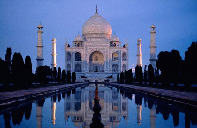 Phong cách được lựa chọn cho ngôi đền pha trộn các nét kiến trúc của Hồi giáo, Ba Tư, Ottoman, Thổ Nhĩ Kỳ và Ấn Độ.

Đền Taj Mahal trở thành di sản thế giới của UNESCO vào năm 1983.

Mặc dù lăng mộ được xây bằng đá cẩm thạch trắng là đặc điểm ấn tượng và nổi tiếng nhất nhưng Taj Mahal còn sở hữu một cấu trúc rất phức tạp. Công cuộc xây dựng ngôi đền bắt đầu từ năm 1632 và phải mất tời 20 năm để hoàn thiện. Toàn bộ ngôi đền được xây dựng trên nền móng hình vuông và có hình dạng đối xứng.
