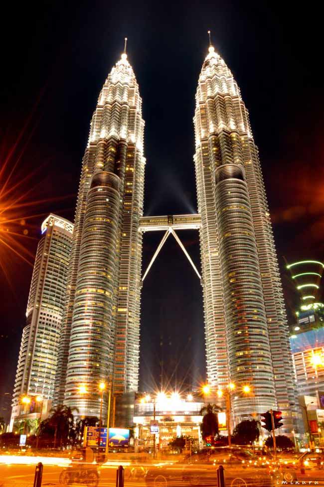 Dự án bắt đầu vào tháng 1/1992. Đầu tiên, một số cuộc kiểm tra và mô phỏng đã được thực hiện để đảm bảo sự ổn định và an toàn của hai tòa tháp. Việc xây dựng chính thức bắt đầu vào năm 1993 và hoàn thành 7 năm sau đó.

Trong suốt thời gian này, Malaysia ghi nhận quá trình đổ bê tông lớn nhất trong lịch sử kéo dài suốt 54 tiếng đồng hồ. Thiết kế nội thất được hoàn thiện vào năm 1996 và một năm sau đó nó chính thức đi vào hoạt động.

Tòa tháp có tổng cộng 88 tầng, được làm bằng bê-tông, thép và kính.
