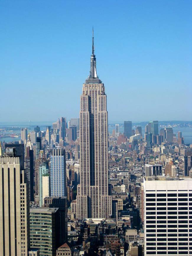 4. Tòa nhà Empire State

Công trình tiếp theo là tòa nhà Empire State nằm ở khu Midtown Manhattan, thành phố New York. Tòa nhà trọc trời này có tổng cộng 102 tầng, cao 381 mét. Tên gọi của tòa nhà có cảm hứng từ biệt danh của thành phố New York.

Empire State giữ danh hiệu là tòa nhà cao nhất thế giới trong suốt 40 năm, kết từ khi nó được xây dựng vào năm 1931 cho đến khi Trung tâm thương mại thế giới – World Trade Centet được hoàn thành vào năm 1972.
