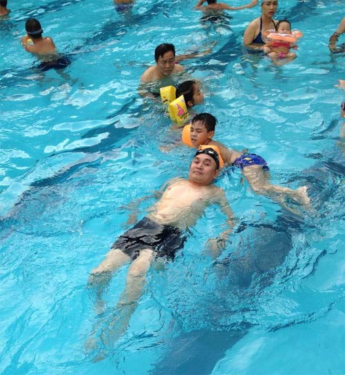 MC Phan Anh khoe con gái biết đi xe đạp - 2