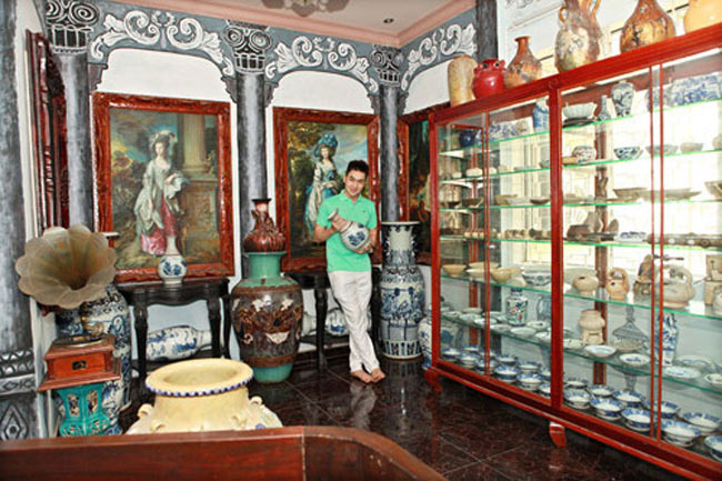 Tính sơ bộ, trong nhà Tùng Lâm có hơn ngàn món đồ cổ, giá trị hơn trăm tỷ đồng.
