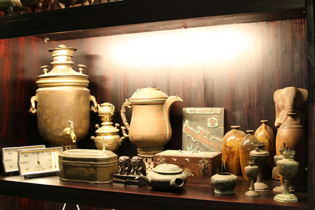 Các món đồ cổ được bảo quản trong những chiếc tủ gỗ.
