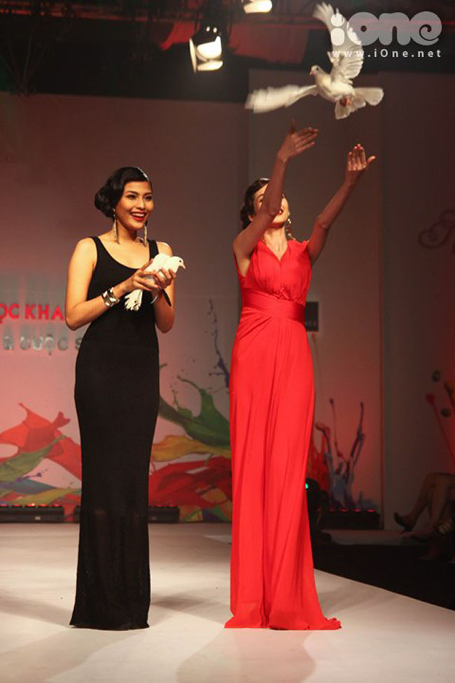 Người đẹp diện đầm đen quý phái trên sân khấu. Hi vọng tại đêm chung kết Miss Universe 2013, Trương Thị May cũng sẽ nổi bật và thu hút sự chú ý của khán giả.
