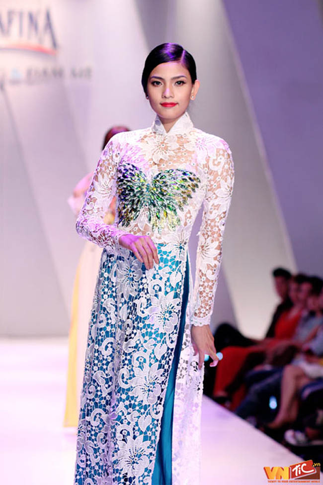 Trương Thị May duyên dáng áo dài hoa. Tuy nhiên mẫu thiết kế này không thực sự làm bật lên vòng eo thon nhỏ của người đẹp.
