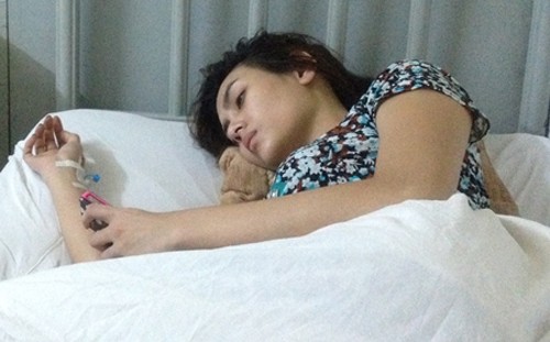 Mẹ Hoàng Yến kể về tai nạn lật xe của con - 1