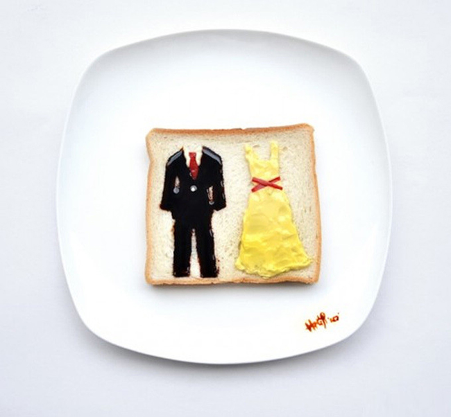 Bữa ăn sáng với trứng, bánh mì và rong biển cùng tạo hình là bộ đầm vàng và vest đen lịch lãm.
