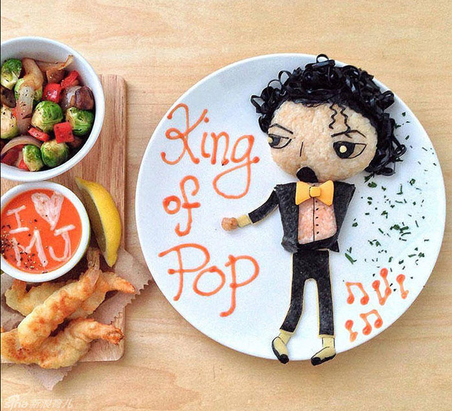 Ông vua nhạc Pop Michael Jackson cũng trở thành ý tưởng cho việc trang trí món ăn với nguyên liệu là cơm, trứng, rong biển. Ngoài ra trong khẩu phần ăn này của bé, còn có món súp, tôm chiên xù và rau xào.
