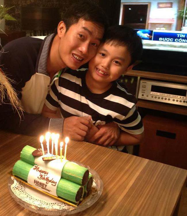 Cậu con trai của BTV Hoa Thanh Tùng vẫn được mọi người gọi vui với tên ở nhà là Ỉn. Cậu bé hiện đang học tại một trường tiểu học quốc tế có tiếng tại Hà Nội. Ỉn rất ngoan ngoãn và đáng yêu. 
