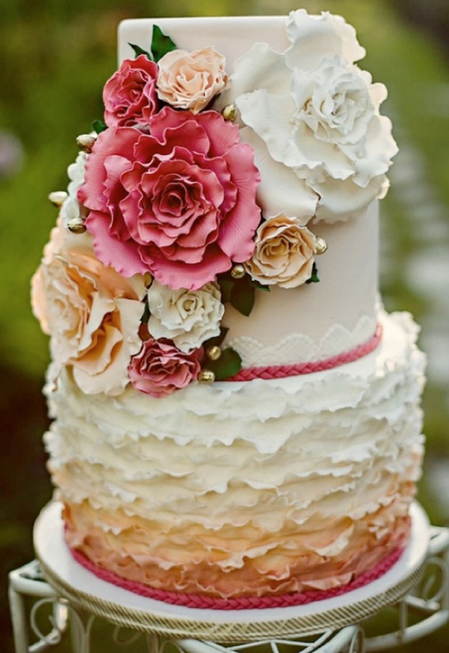 Trang trí bánh cưới với những bông hoa to, nhiều màu sắc là xu hướng bánh cưới trong vài năm gần đây. Những bông hoa đẹp, mềm mại, tươi mới đem lại sức hấp dẫn hơn cho bánh cưới.
