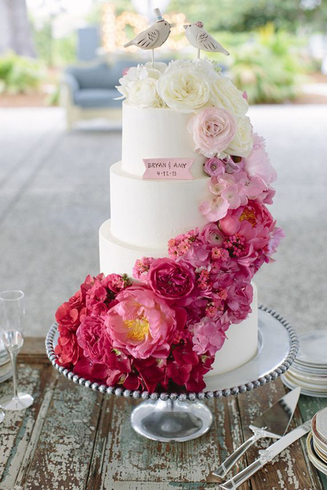 Hoa trang trí cho bánh cưới đặc đặt ở nhiều góc khác nhau ở chiếc bánh. Có thể là xếp uốn lượn từ tầng thấp đến tầng cao...
