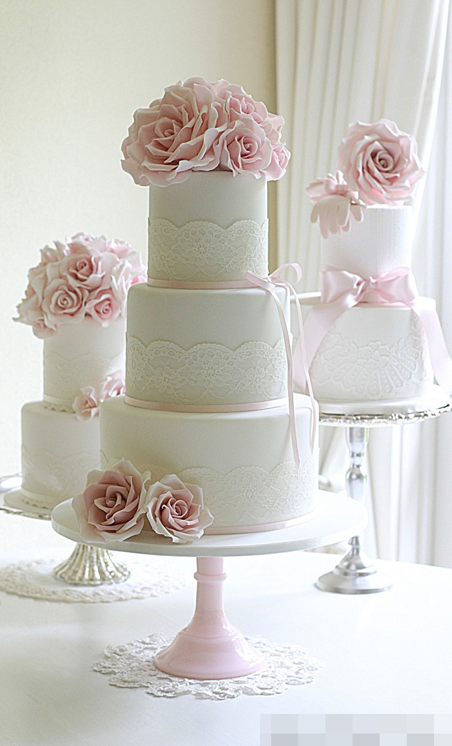 Bánh cưới không chỉ dừng lại ở những chiếc bánh kem nhiều tầng, mà nó đã được sáng tạo thêm nhiều hình thức đa dạng và độc đáo, mang lại nhiều sự lựa chọn hơn cho các cô dâu chú rể. Dù “hiện diện” ở hình thức nào đi nữa, bánh cưới vẫn là một điểm nhấn thú vị và xinh xắn của các tiệc cưới.

Bánh cưới hiện tại được trang trí với rất nhiều họa tiết như hoa, ren rất độc đáo.
