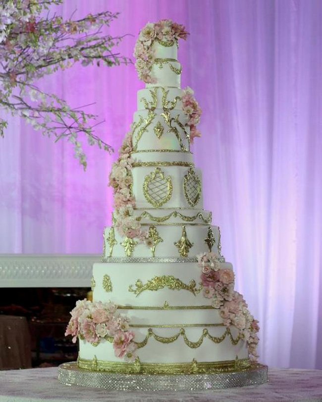 Một chiếc bánh cưới vô cùng sang trọng với những họa tiết giống như của hoàng gia.
