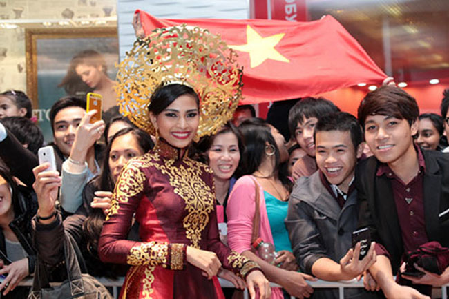 Trương Thị May giao lưu với kiều bào Việt tại Nga, cô được chào đón và ủng hộ nhiệt tình.
