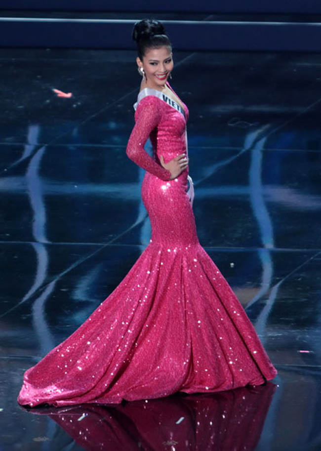 Trương Thị May tỏa sáng trên sân khấu đêm bán kết Miss Universe 2013.
