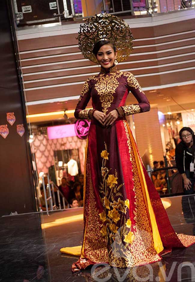 Trương Thị May tỏa sáng với phần thi trang phục dân tộc. Cô diện áo dài hoa sen tuyệt đẹp của nhà thiết kế Thuận Việt.
