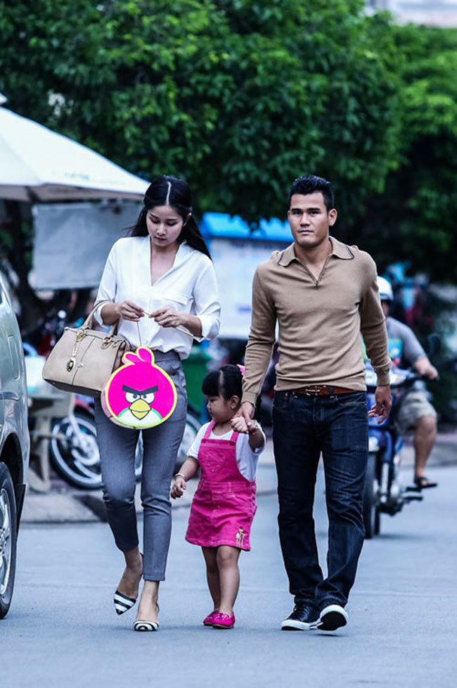 Những lúc được nghỉ tập, Thanh Bình luôn đưa vợ và con gái đi chơi, mua sắm. 
