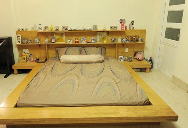 Một trong hai căn phòng được cô ca sĩ cá tính sử dụng làm phòng ngủ. Không gian nghỉ ngơi này được bài trí khá đơn giản với một chiếc giường to và một chiếc tủ lớn làm từ chất liệu gỗ sáng màu.
