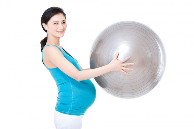 Khuyến khích bé vào đúng vị trí

Từ tuần 34 thai kỳ, mẹ bầu chăm chỉ tập luyện với bóng sinh nở sẽ giúp em bé dễ dàng tụt xuống và vào vị trí sinh nở dễ dàng.

