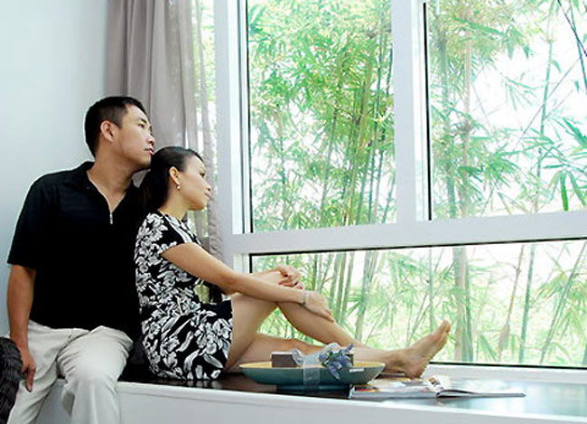 Không gian rộng rãi bên cửa sổ là nơi thư giãn yêu thích của vợ chồng ca sĩ Cẩm Ly.
