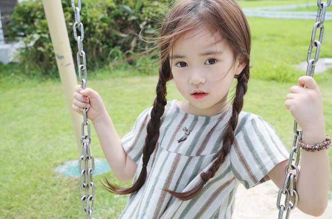 Rất nhiều cư dân mạng trên trang Baidu nhận xét Trung Quốc nên mời Woni đến làm mẫu nhí cho các sản phẩm thời trang dành cho trẻ em vì cô bé quá đáng yêu.
