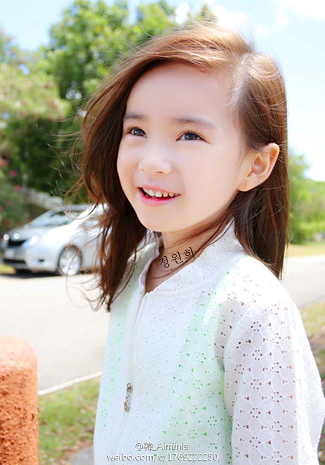Năm nay Woni mới chỉ 6 tuổi nhưng đã có gương mặt của một thiên thần đáng yêu và phong cách làm việc chuyên nghiệp khi sở hữu những góc ảnh đẹp mê hồn.
