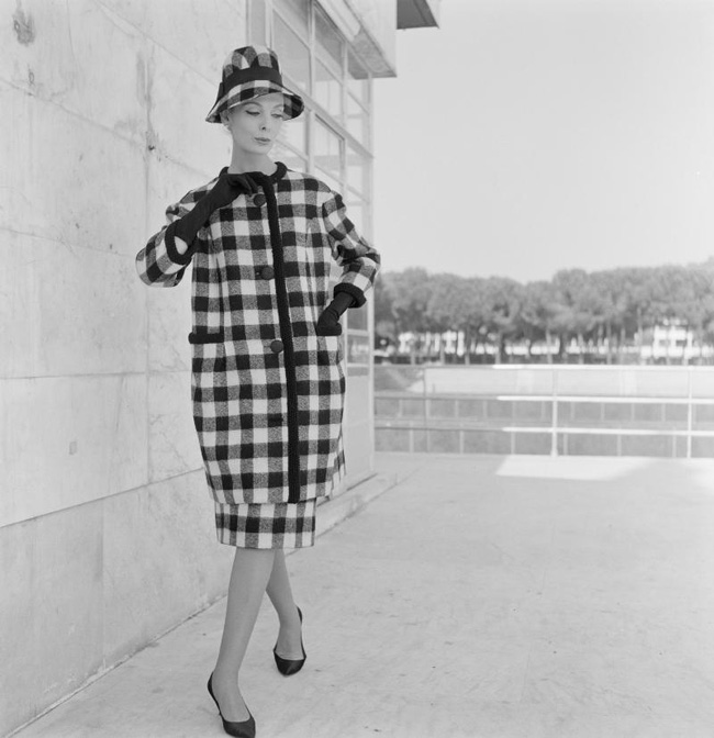Mẫu áo choàng oversize được yêu thích năm 1966.

