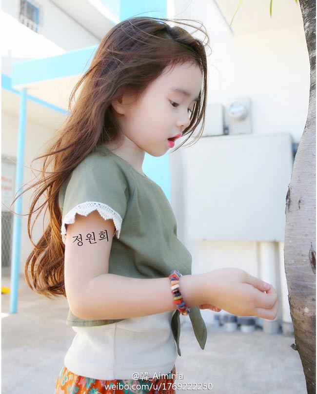 Cô bé Jeong Wonhee hiện đang là một trong những cái tên được truyền thông Trung Quốc rất chú ý vì vẻ xinh đẹp và đáng yêu. Các trang báo Trung Quốc đồng loạt gọi cô bé là “thiên thần nhí của xứ củ sâm”.
