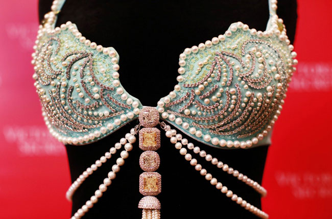 Thiên thần Miranda Kerr với chiếc áo ngực Fantasy Treasure trị giá 2,5 triệu đô tại Victoria's Secret Show 2011.
