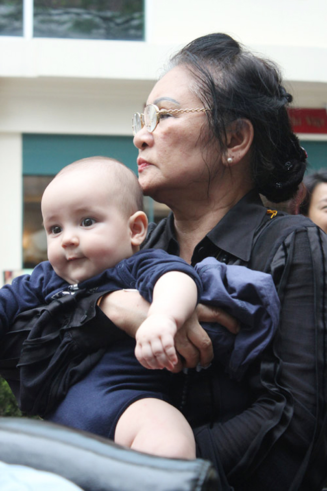 Mẹ Thanh Lam hạnh phúc bên cháu nội.
