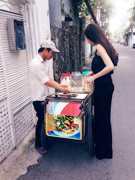 Minh Hằng diện mốt “không quần” đi siêu xe - 3