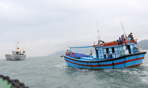 Hải quân cứu tàu ngư dân gặp nạn ở Trường Sa - 1