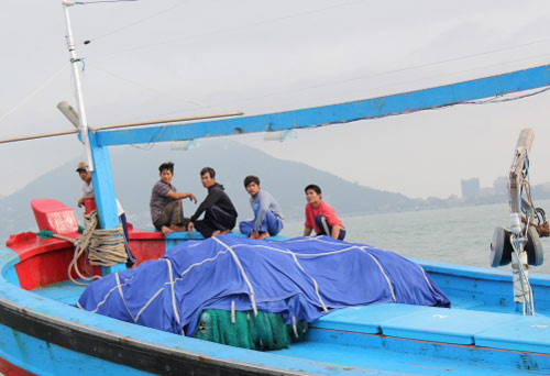 Hải quân cứu tàu ngư dân gặp nạn ở Trường Sa - 6
