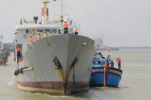 Hải quân cứu tàu ngư dân gặp nạn ở Trường Sa - 7