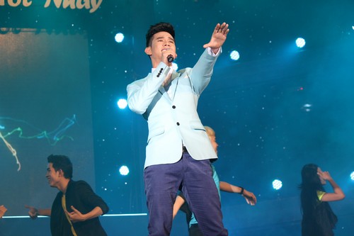 Mỹ Tâm gây quot;náo loạnquot; sân khấu - 5