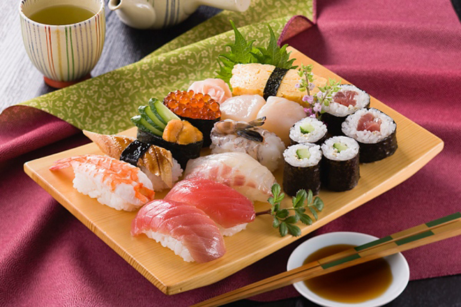 Sushi



Chia buồn nếu bạn là “fan” của món sushi của đất nước mặt trời mọc. Mặc dù hải sản là nguồn thực phẩm tuyệt vời cho mẹ bầu nhưng hải sản sống trong sushi có thể chứa ký sinh trùng và vi khuẩn gây hại. Vì vậy, các chuyên gia dinh dưỡng khuyến cáo phụ nữ mang thai chỉ nên ăn hải sản đã được nấu chín.


