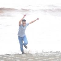 Bão Haiyan: Dân vô tư “tạo dáng” với sóng cao 3m