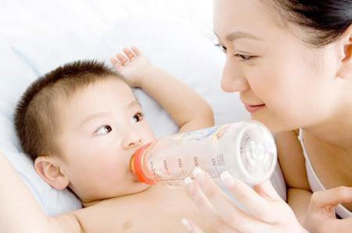 Lỗi “kinh điển” khi pha sữa cho con - 1