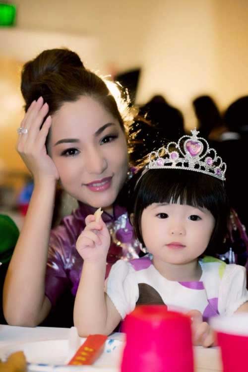 Con gái siêu dễ thương của danh hài Thúy Nga - 1