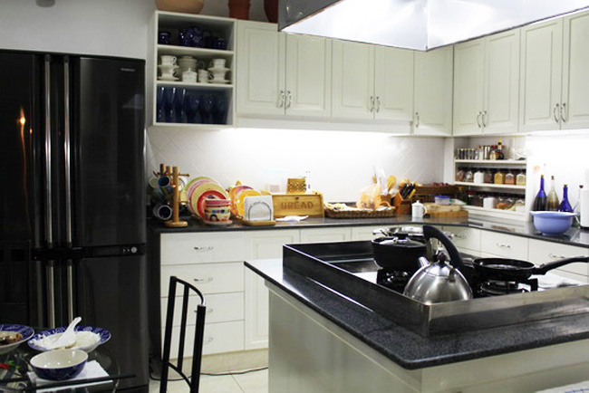 Khu phòng bếp sạch sẽ với tông màu sáng, ngăn nắp và tiện lợi
