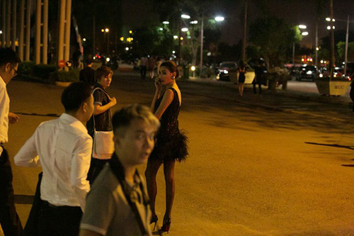 Hoàng Yến đi taxi sau vụ lật xe kinh hoàng - 2