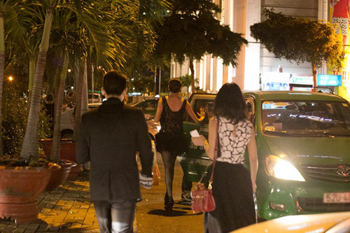 Hoàng Yến đi taxi sau vụ lật xe kinh hoàng - 5